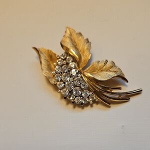 Vintage Trifari Brooch Pin Crystals Gold Leaves Sizeable Sparkly Item